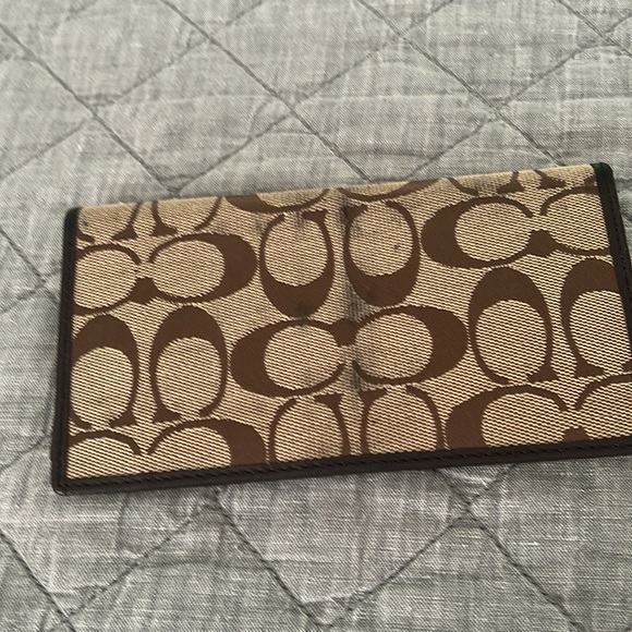 Coach  trifold wallet in GUC - Picture 4 of 9